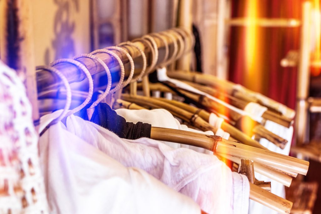 Creatieve werkplek met naaimachine en materialen voor het ontwerpen van je eigen kleding
