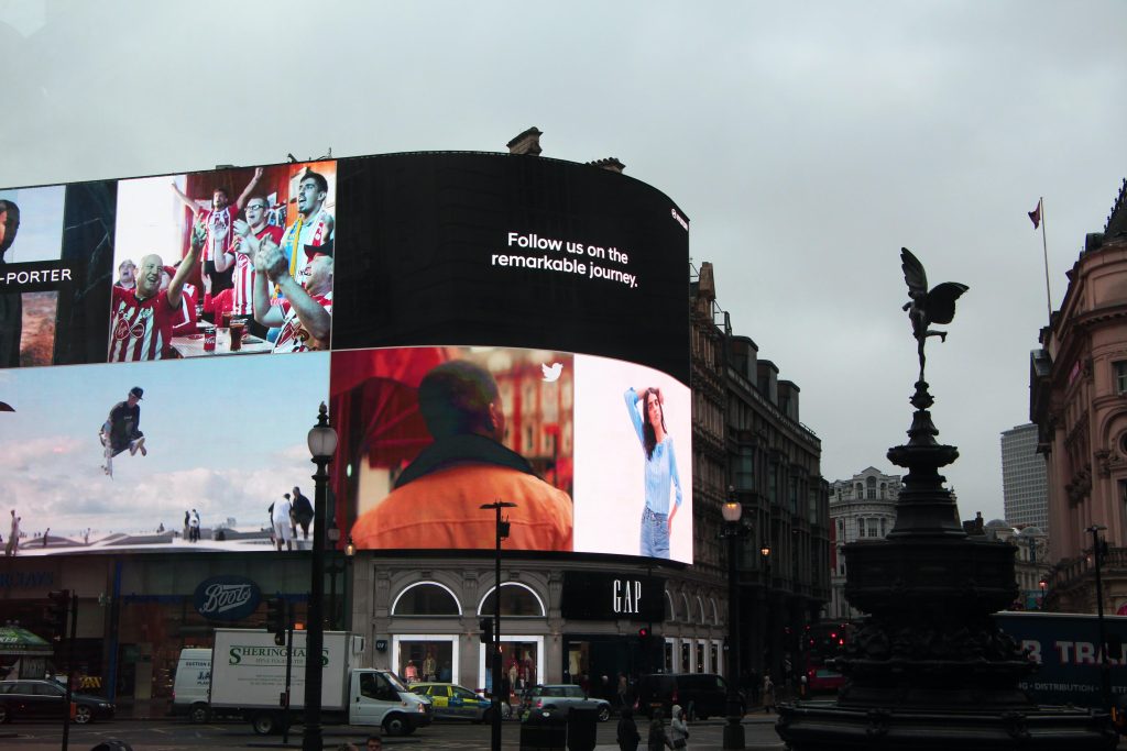 Buitenreclame in Antwerpen met zichtbare borden en banners op drukke stadslokaties voor merkgroei