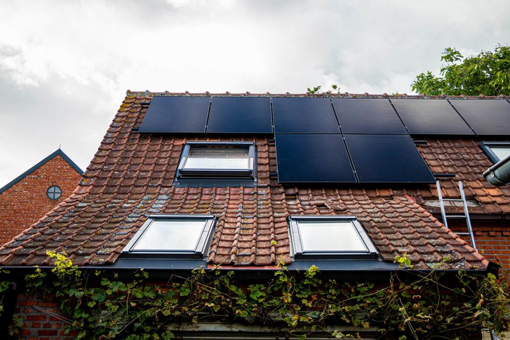 Zonnepanelen plaatsen in Sint-Niklaas voor dakbescherming tegen UV-straling en weersinvloeden