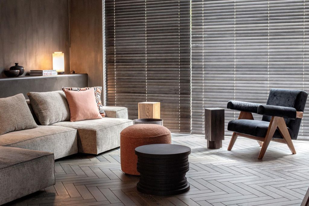Elektrische raamdecoratie in regio Knokke met moderne gemotoriseerde gordijnen voor comfort en luxe interieur