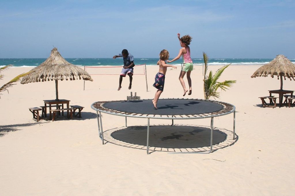 Ingegraven trampoline in kleine tuin met duidelijke vrije zone en rustiger aanzicht